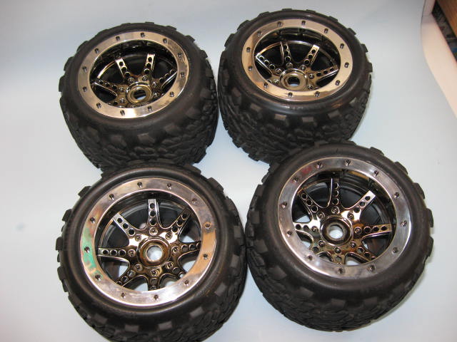 Axial Racing 8-Spoke Bead Lock Monster Truck Wheels in Black Chrome